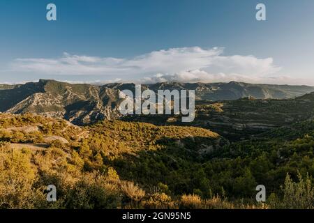 Vista aerea delle montagne Les Garrigues al tramonto Foto Stock