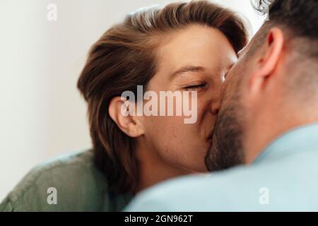 Una coppia affettuosa bacia a casa Foto Stock