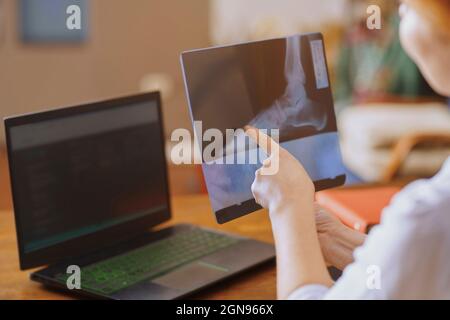 Medico femminile che punta durante l'esame dei raggi X in ospedale Foto Stock