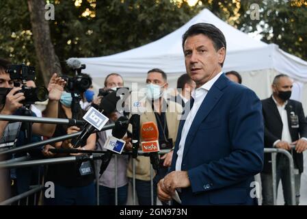 Roma, Italia. 23 settembre 2021. Giuseppe Conte lungo ROMA - VILLA LAZZARONI: Giuseppe Conte sostiene la candidatura del sindaco di Virginia raggi, candidato al comune di Roma per il partito Movimento 5 Stelle, News in Rome, Italy, 23 settembre 2021 Credit: Independent Photo Agency/Alamy Live News Foto Stock