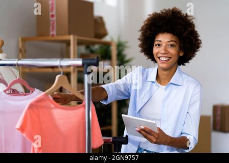 Giovane imprenditore femminile che utilizza il computer mentre si trova alla scrivania in studio Foto Stock