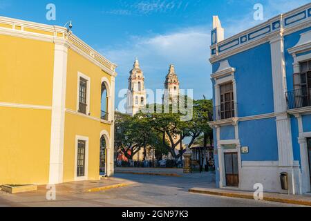 Messico, Campeche, San Francisco de Campeche, case coloniali con la Cattedrale di nostra Signora dell'Immacolata Concezione sullo sfondo Foto Stock