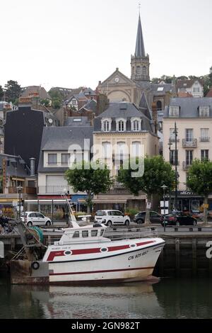 Barca da pesca sulla Touques River Bank da Trouville sur Mer, Normandia Foto Stock