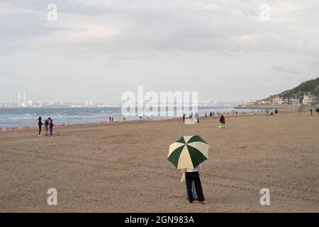 Persone sulla spiaggia al Tramonto a Trouville sur Mer, Normandia, Francia Foto Stock