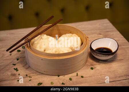 Gnocchi cinesi tradizionali di Baozi serviti con salsa di soia Foto Stock