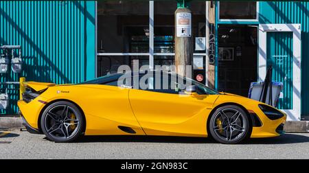 Foto di una supercar McLaren 720S parcheggiata su una strada. Foto Stock