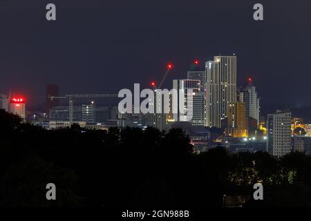 Skyline di Leeds di notte con il gruppo di edifici del quartiere Arena Foto Stock