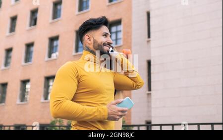 Uomo sorridente che utilizza la cuffia per realtà virtuale con il simbolo WiFi Foto Stock