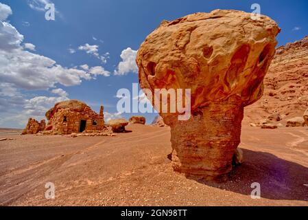 Un masso equilibrato vicino alle rovine di House Rock vicino a SOAP Creek in Vermilion Cliffs National Monument Arizona. Foto Stock