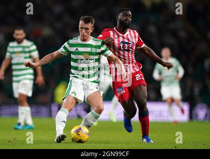 David Turnbull di Celtic (a sinistra) e Blaise Riley-Snow di Raith Rovers combattono per la palla durante la partita della Premier Sports Cup al Celtic Park di Glasgow. Data foto: Giovedì 23 settembre 2021. Foto Stock