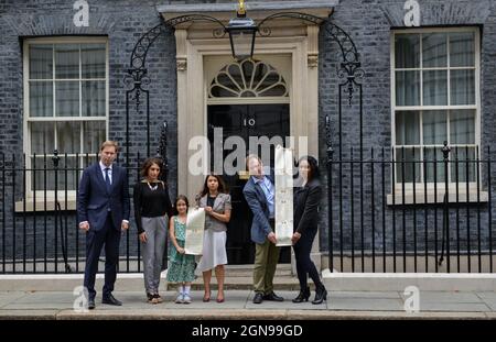 Gabriella Ratcliffe e Richard Ratcliffe, con petizione a Downing Street a Londra, Regno Unito Foto Stock