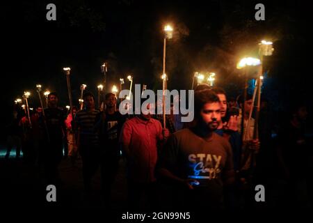 Dhaka, Bangladesh. 23 settembre 2021. Gli studenti dell'Università di Jahangirnagar hanno organizzato una processione di torcia in serata per aprire l'università e le sue sale entro il 2021 settembre. La processione partì dal Minar Shaheed e si girò intorno all'intero campus e terminò con un rally. A causa dell'epidemia di COVID-19, in quanto il governo ha ritirato le restrizioni alle istituzioni educative a seguito di una diminuzione del numero di casi di coronavirus (COVID-19), ma l'Università di Jahangirnagar non è ancora aperta. (Foto di Md. Credit: Pacific Press Media Production Corp./Alamy Live News Foto Stock