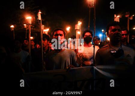 Dhaka, Bangladesh. 23 settembre 2021. Gli studenti dell'Università di Jahangirnagar hanno organizzato una processione di torcia in serata per aprire l'università e le sue sale entro il 2021 settembre. La processione partì dal Minar Shaheed e si girò intorno all'intero campus e terminò con un rally. A causa dell'epidemia di COVID-19, in quanto il governo ha ritirato le restrizioni alle istituzioni educative a seguito di una diminuzione del numero di casi di coronavirus (COVID-19), ma l'Università di Jahangirnagar non è ancora aperta. (Foto di Md. Credit: Pacific Press Media Production Corp./Alamy Live News Foto Stock