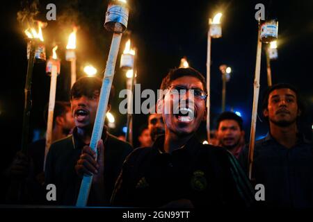 Dhaka, Bangladesh. 23 settembre 2021. Gli studenti dell'Università di Jahangirnagar hanno organizzato una processione di torcia in serata per aprire l'università e le sue sale entro il 2021 settembre. La processione partì dal Minar Shaheed e si girò intorno all'intero campus e terminò con un rally. A causa dell'epidemia di COVID-19, in quanto il governo ha ritirato le restrizioni alle istituzioni educative a seguito di una diminuzione del numero di casi di coronavirus (COVID-19), ma l'Università di Jahangirnagar non è ancora aperta. (Foto di Md. Credit: Pacific Press Media Production Corp./Alamy Live News Foto Stock