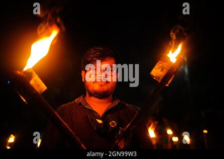 Dhaka, Bangladesh. 23 settembre 2021. Gli studenti dell'Università di Jahangirnagar hanno organizzato una processione di torcia in serata per aprire l'università e le sue sale entro il 2021 settembre. La processione partì dal Minar Shaheed e si girò intorno all'intero campus e terminò con un rally. A causa dell'epidemia di COVID-19, in quanto il governo ha ritirato le restrizioni alle istituzioni educative a seguito di una diminuzione del numero di casi di coronavirus (COVID-19), ma l'Università di Jahangirnagar non è ancora aperta. (Foto di Md. Credit: Pacific Press Media Production Corp./Alamy Live News Foto Stock