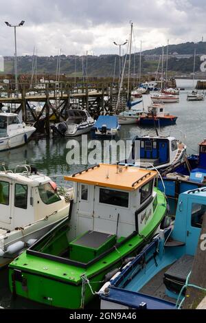 Porto di Scarborough, barche di ormeggiato nel porto Foto Stock