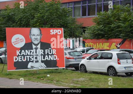 Manifesto della campagna dell'OLAF Scholz al Landsberger Allee di Friedrichshain, Berlino, Germania - 21 settembre 2021. Foto Stock