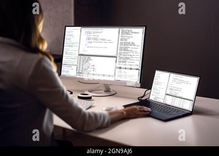 Programmatore di software che lavora sul computer di notte Foto Stock