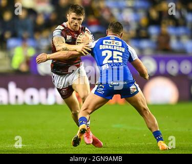 John Bateman (13) dei guerrieri Wigan è affrontato da James Donaldson (25) di Leeds Rhinos Foto Stock