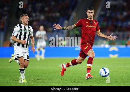 Gerard Deulofeu di Udinese (L) vies per la palla con Gianluca Mancini di Roma (R) durante il campionato italiano Serie A partita di calcio tra ROMA E Udinese Calcio il 23 settembre 2021 allo Stadio Olimpico di Roma - Foto Federico Proietti / DPPI Foto Stock