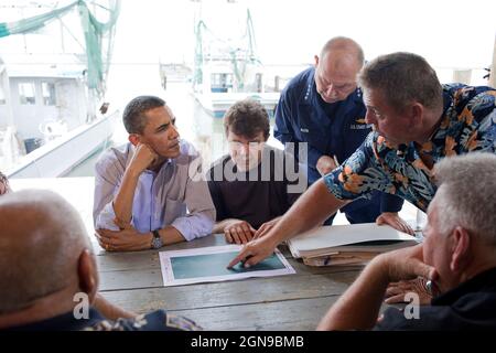 Il presidente Barack Obama guarda le mappe degli estuari locali con il sindaco David Carmandelle, il comandante nazionale degli incidenti, l'ammiraglio Thad Allen, l'osterman Floyd Lasseigne, e altri, presso il Carmandelle's Live Bait and Lessed Seafood a Grand Isle, la., 4 giugno 2010. (Foto ufficiale della Casa Bianca di Pete Souza) questa fotografia ufficiale della Casa Bianca è resa disponibile solo per la pubblicazione da parte delle organizzazioni di notizie e/o per uso personale la stampa dal soggetto(i) della fotografia. La fotografia non può essere manipolata in alcun modo e non può essere utilizzata in materiali commerciali o politici, pubblicità, e-mail, Foto Stock