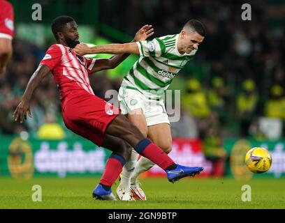 Blaise Riley-Snow di Raith Rovers (a sinistra) e Tom Rogic di Celtic combattono per la palla durante la Premier Sports Cup al Celtic Park di Glasgow. Data foto: Giovedì 23 settembre 2021. Foto Stock