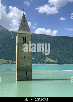 Il campanile di Curon nelle Alpi italiane Foto Stock