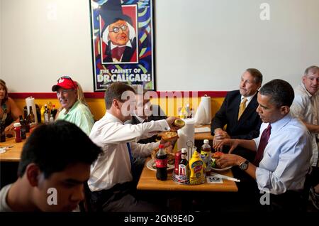 Il presidente Barack Obama e il presidente russo Dmitry Medvedev hanno pranzo al Ray's Hell Burger di Arlington, Va., 24 giugno 2010. (Foto ufficiale della Casa Bianca di Pete Souza) questa fotografia ufficiale della Casa Bianca è resa disponibile solo per la pubblicazione da parte delle organizzazioni di notizie e/o per uso personale la stampa dal soggetto(i) della fotografia. La fotografia non può essere manipolata in alcun modo e non può essere utilizzata in materiali commerciali o politici, pubblicità, e-mail, prodotti, promozioni che in alcun modo suggeriscono l'approvazione o l'approvazione del presidente, della prima famiglia, o della Casa Bianca. Foto Stock