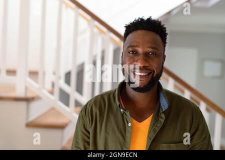 Ritratto dell'uomo afro-americano guardando la macchina fotografica e sorridendo Foto Stock