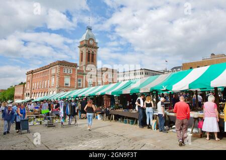 Mercato di Chesterfield nel centro della città fuori dal mercato Hall Chesterfield Derbyshire Inghilterra Regno Unito. Il famoso mercato storico di Chesterfield. Foto Stock