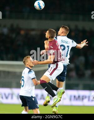 Sergej Milinkovic Savic (SS Lazio) e Marko Pjaca (Torino FC) durante la serie Italiana Una partita di calcio tra Torino FC e SS Lazio il 23 settembre 2021 allo Stadio Olimpico Grande Torino a Torino Foto Stock