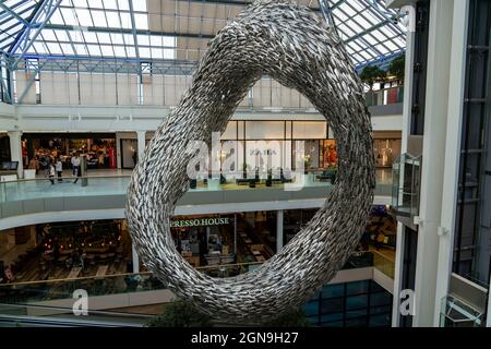 Fisketorvet, Copenhagen Mall, centro commerciale, distretto Kalvebod Brygge, artwork Shoal No. 8, scuola di pesce d'acciaio, a Copenhagen, Danimarca, Foto Stock