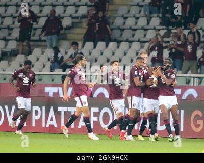 I giocatori del Torino FC festeggiano il primo gol segnato da Marko Pjaca (Torino FC) durante la Serie Italiana Una partita di calcio tra Torino FC e SS Lazio il 23 settembre 2021 allo Stadio Olimpico Grande Torino, in Italia Foto Stock