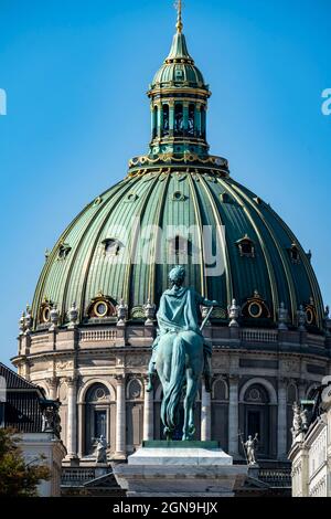 Palazzo di Amalienborg, cupola della Kirke Luterana Frederik, monumento equestre a Frederik V, Copenaghen, Danimarca, Foto Stock