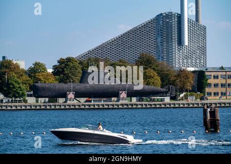 CopenHill, impianto di incenerimento dei rifiuti e pista da sci artificiale, alta 90 metri e lunga 400 metri su erba sintetica, zona navale di Holmen, Copenaghen Foto Stock