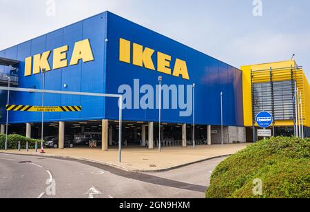 IKEA casa arredamento negozio esterno edificio, facciata blu con segno giallo logo. Cardiff, Galles, Regno Unito - 13 settembre 2021 Foto Stock