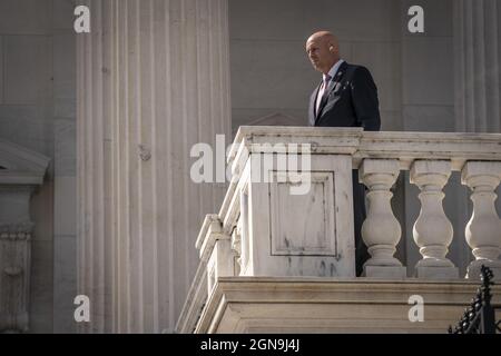 Washington, Stati Uniti. 23 settembre 2021. Rep. Jake Ellzey R-TX, cammina fuori durante una pausa dal voto su Capitol Hill a Washington, DC Giovedi, 23 settembre 2021. Ellzey prese il posto da Rep. Ron Wright che morì di Covid-19 il 7 febbraio all'inizio di quest'anno. Foto di Ken Cedeno/UPI Credit: UPI/Alamy Live News Foto Stock