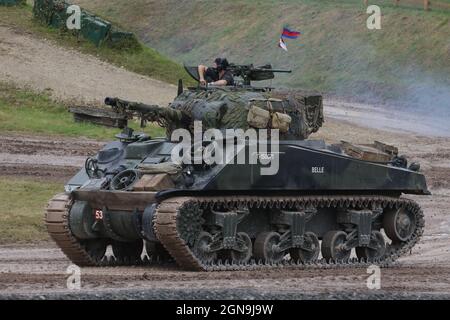 Serbatoio Sherman. Un carro armato Sherman in azione durante una dimostrazione al Bovington Tank Museum, Dorset, Regno Unito Foto Stock