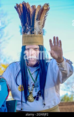 Chickasaw Chickasaw, capo indiano delle onde Slacabamorinico durante la parata del Mardi Gras del giorno del Caino del Joe, 7 febbraio 2016, a Mobile, Alabama. Foto Stock