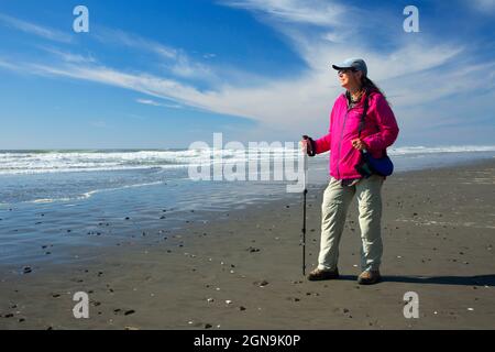 Escursionista sulla spiaggia 2, Olympic National Park, Washington Foto Stock