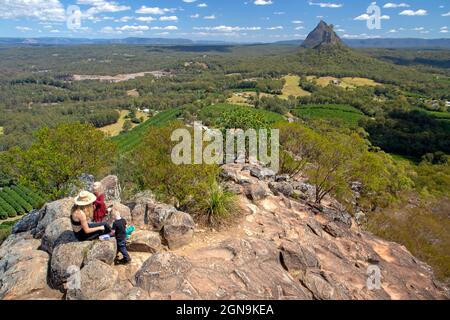 Vista sul Monte Coonowrin e sul Monte Beerwah dal Monte Ngungun nelle Montagne Glass House Foto Stock