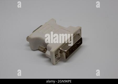 Convertitore da VGA a DVI. Il VGA è un vecchio tipo di cavo del monitor ma funziona ancora. Collegamento convertitore VGA-DVI economico ma utile pezzo di tecnologia Foto Stock
