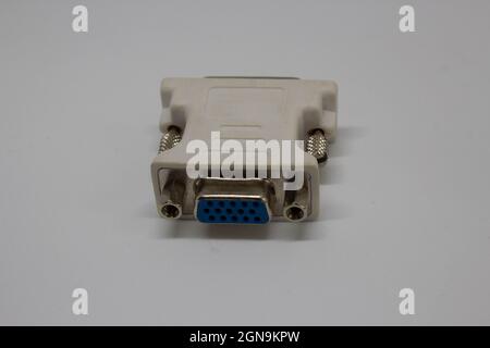 Convertitore da VGA a DVI. Il VGA è un vecchio tipo di cavo del monitor ma funziona ancora. Collegamento convertitore VGA-DVI economico ma utile pezzo di tecnologia Foto Stock