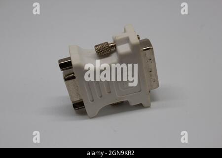 Convertitore da VGA a DVI. Il VGA è un vecchio tipo di cavo del monitor ma funziona ancora. Collegamento convertitore VGA-DVI economico ma utile pezzo di tecnologia Foto Stock