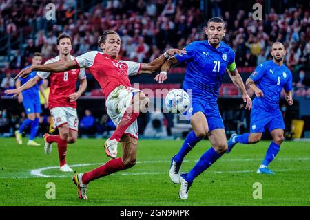 Copenaghen, Danimarca. 07 settembre 2021. Yussuf Poulsen (20) di Danimarca ed Eitan Tibi (21) di Israele si sono visti durante la Coppa del mondo UEFA tra Danimarca e Israele al Parken di Copenaghen. (Photo credit: Gonzales Photo - Robert Hendel). Foto Stock