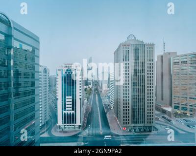 Incredibile vista aerea dello skyline di Abu Dhabi e delle famose torri | grattacieli Corniche Foto Stock