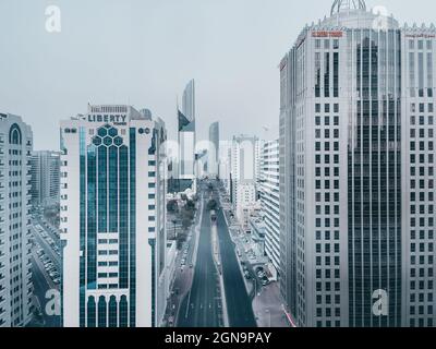 Incredibile vista aerea dello skyline di Abu Dhabi e delle famose torri | grattacieli Corniche Foto Stock