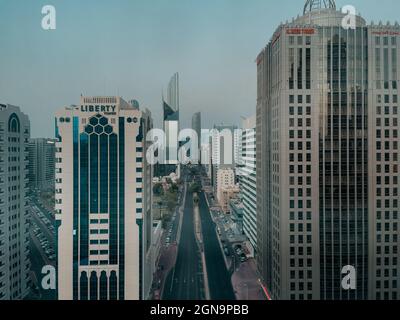 Incredibile vista aerea dello skyline di Abu Dhabi e delle famose torri | grattacieli Corniche Foto Stock