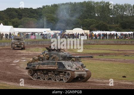 Serbatoio Sherman. Un M4A2(76) HVSS Sherman Tank che è stato utilizzato nel film 'Fury' durante una dimostrazione al Bovington Tank Museum, Dorset, Regno Unito Foto Stock