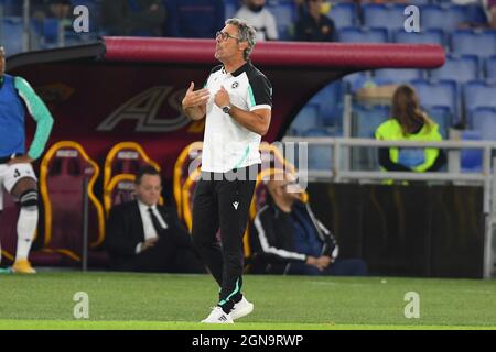 Roma, Italia. 23 settembre 2021. ROMA, ITALIA - Settembre 23 : Capo Coach Luca Gotti dei gesti Udinesi durante la Serie Italiana Una partita di calcio tra ROMA E Udinese allo Stadio Olimpico il 23 Settembre 2021 a Roma Italia Credit: Independent Photo Agency/Alamy Live News Foto Stock